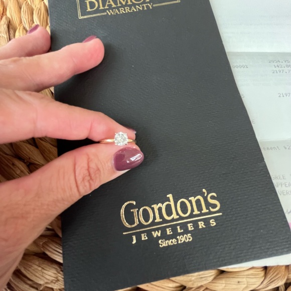 .9 carat solitaire diamond. Set in platinum with a 14k yellow gold band. - Picture 9 of 9